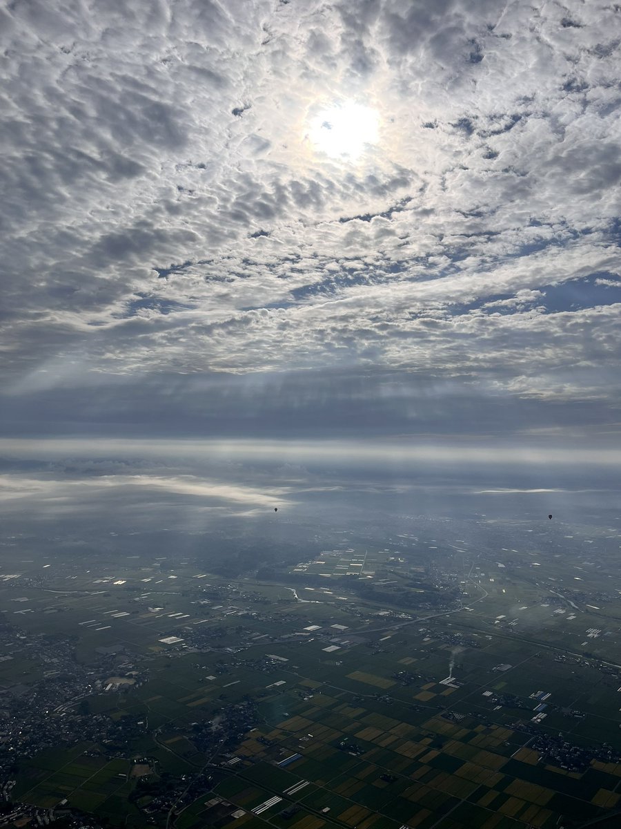 おはよう🌅☀️🌱
今日の空〜☀️
今日は夜から天気下り坂らしい😥
気圧に負けずに頑張るぞ💪