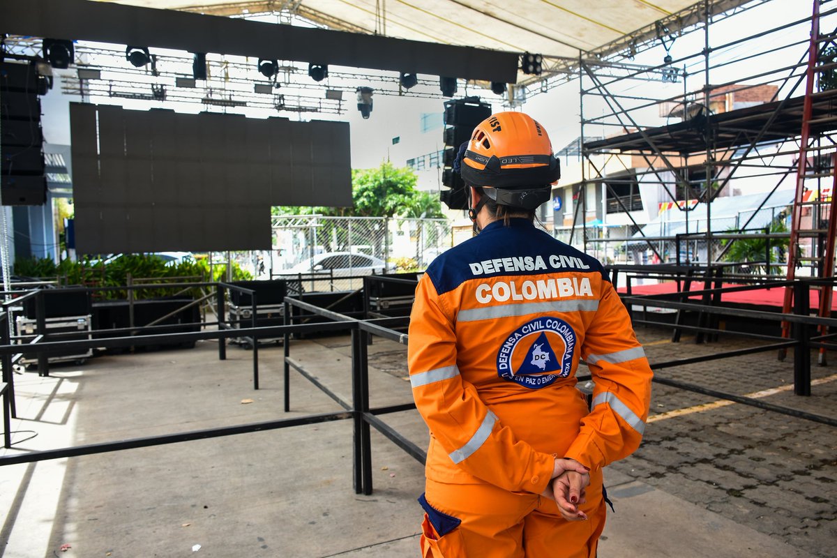 AlcaldiaVpar's tweet photo. Esta labor se realizó con el Comité de Riesgo, Bomberos, Defensa Civil, Cruz Roja y Secretaría de Gobierno. Además, se hicieron inspecciones a tarimas, redes eléctricas y rutas de evacuación, control de aforo con 3.800 vallas y monitoreo con 70 cámaras de seguridad. https://t.co/pVYd9Pn1vz