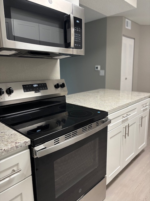 northlandpassMO's tweet image. Step into your dream kitchen in our newly renovated units! 🏡 Stainless steel appliances, vinyl flooring, and granite countertops await. A must-see for all home chefs! #KitchenGoals #HomeSweetHome