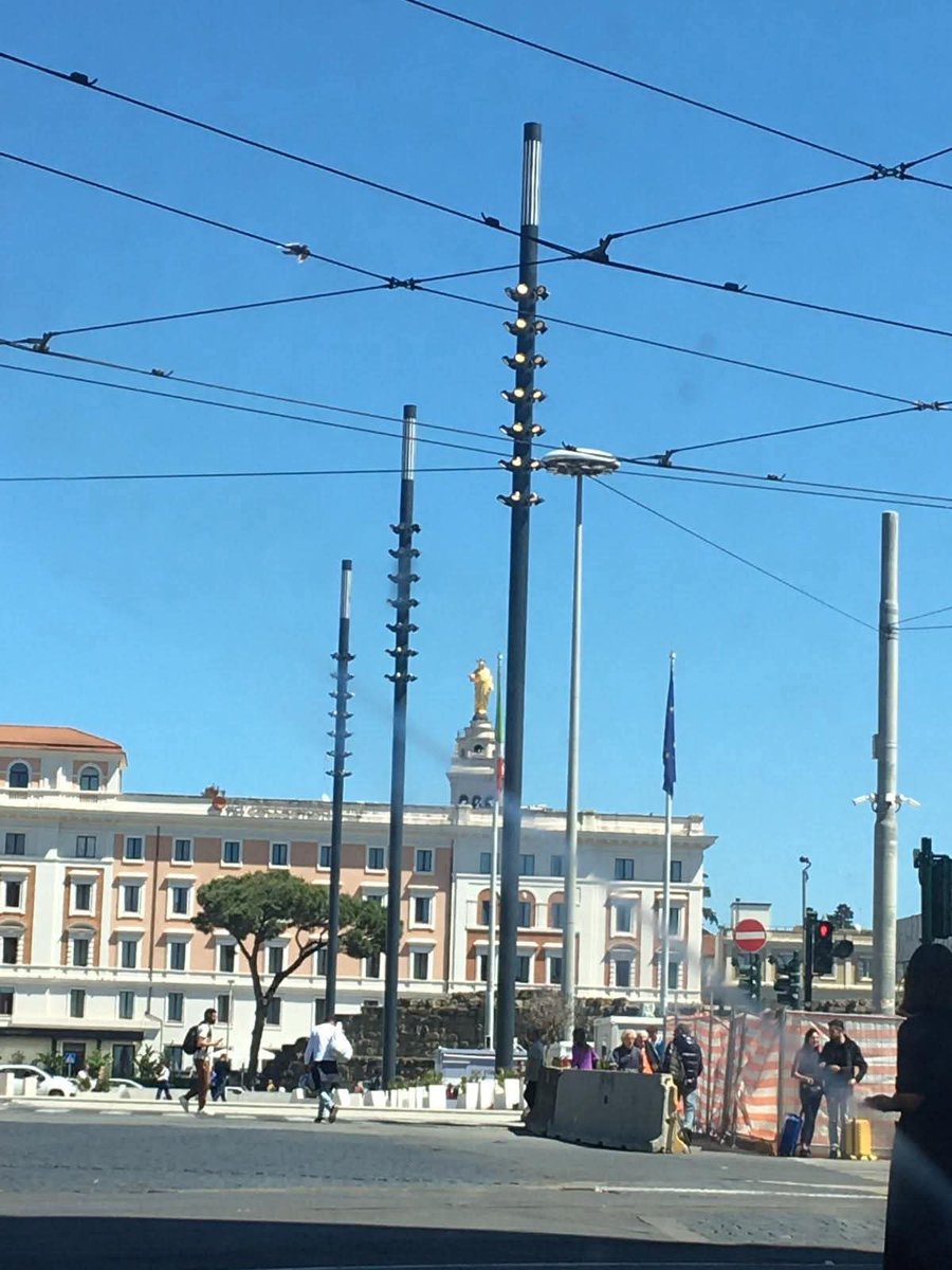 I Pali del GRANDE FRATELLO 👁 a P.zza dei Cinquecento a Roma, una sorta di agopuntura malevola del territorio,fatta di videocamere e antenne 5G per il controllo intimo della popolazione.Adesso vi è più chiaro il motivo per cui hanno abbattuto tutte le grandi alberature urbane?