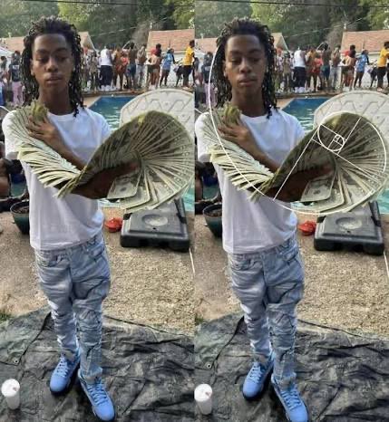 1hardsaint's tweet photo. commas on me baby https://t.co/sA4suSs0H6