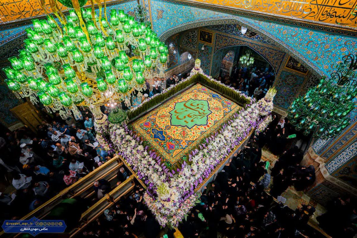 رسیدم دوباره به درگاه شاهی
چه شاهی که دارد ز شاهان سپاهی
فلک‌آستانی، ملک‌پاسبانی
ضمان‌کارگاهی، جنان‌بارگاهی
سلام ای غریبی که در صبح محشر
ندارم به جز مُهر مِهرت گواهی
خیالت به سر، خون هجرت به گردن
به شوق تو کردم چه شال و کلاهی
شلوغ است دورت ولی شد فراهم
#ایران_امام_رضا
#بنده_نواز