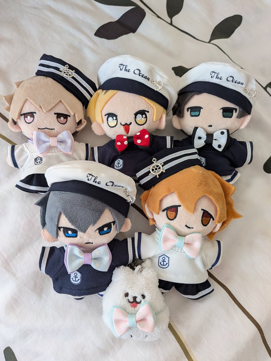 おはようございます☀
スマべ用にちびぬい達は水兵服着用中〜🩵🩷🤍💛💚
セットで付いてるボウタイ結ぶの不器用すぎて諦め..Seriaの🎀に😣✨ 
でも可愛いからヨシ👍✨

後期のスマべはりつまふ、しずらぎ、由紀の飲食メニューたくさんだぁ〜😍 行けるの楽しみ！！

#ギヴン