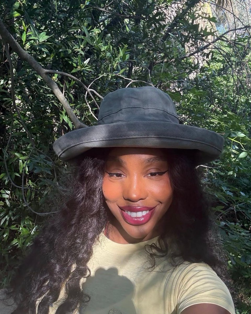 glittermagazine's tweet image. SZA stuns in latest selfie. 📸☀️💛

#SZA