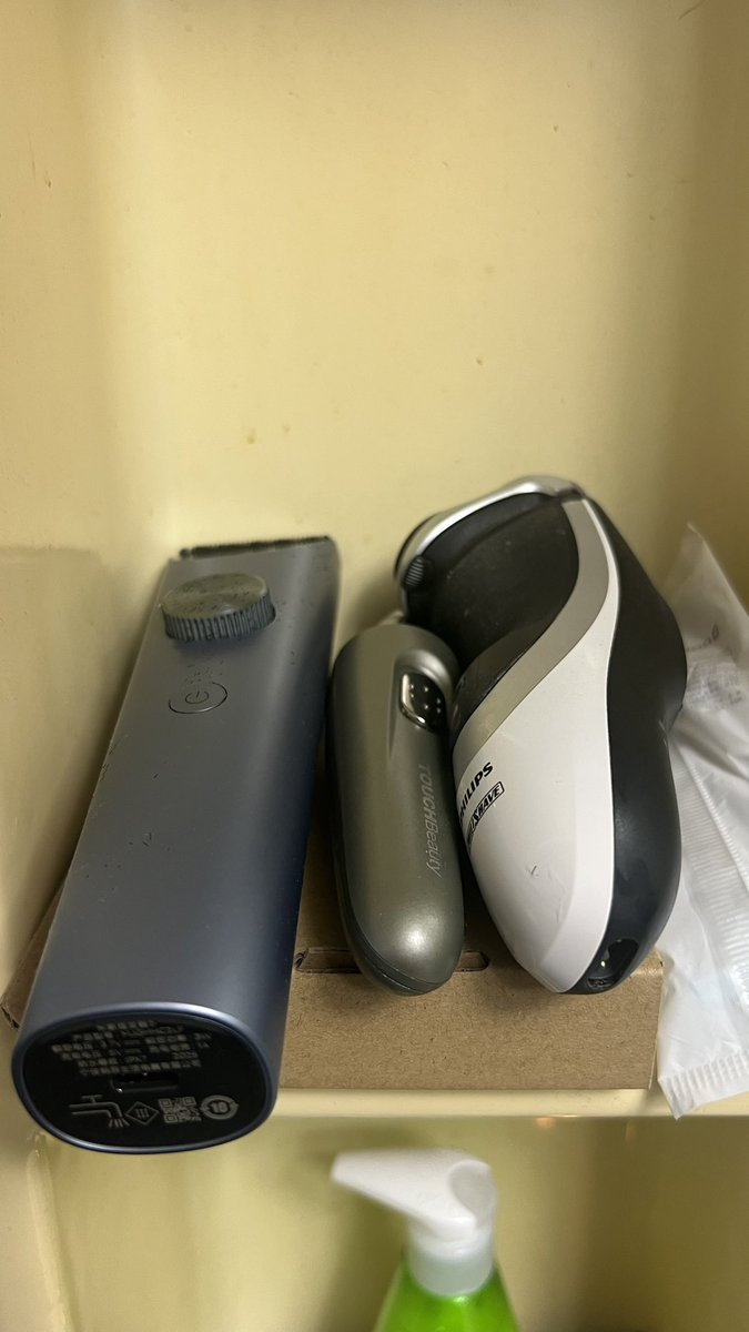 나의 털 관리 3종세트. 매일 쓰는 기구도 있고 3일에 한 번 쓰기도 하고 일주일에 한 번 쓰기도 한다. 맨 왼쪽부터 머리털, 코털 그리고…

모든 헤어를 셀프로 관리함

😄😄