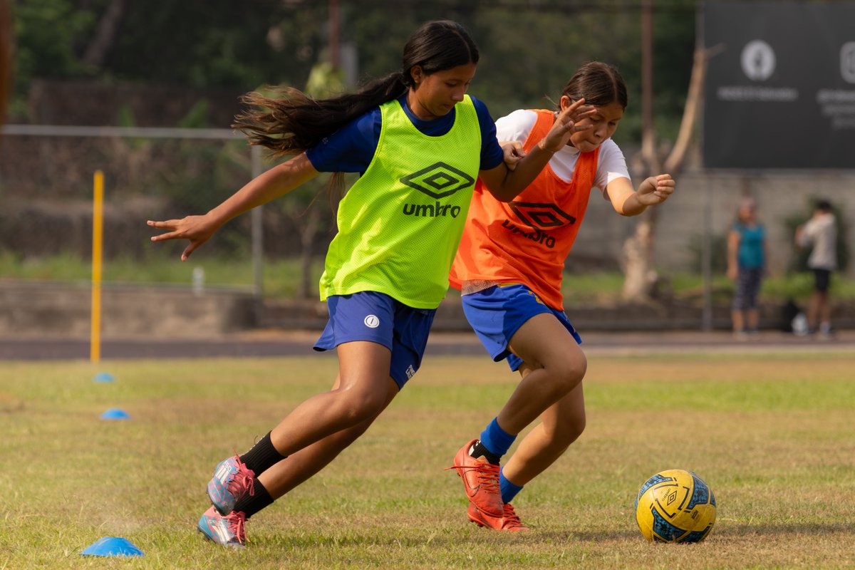 LaSelecta_SLV's tweet photo. Este día, en el Complejo Deportivo INDES de Santa Ana, se llevaron a cabo visorias para las categorías juveniles femeninas, bajo la dirección de la profesora Debbie Gómez y su cuerpo técnico.

En esta jornada participaron 50 niñas, quienes aspiran a integrar las selecciones nacionales Sub-13, Sub-15 y Sub-17, como parte del proceso de desarrollo del fútbol femenino en el país. 🇸🇻⚽️