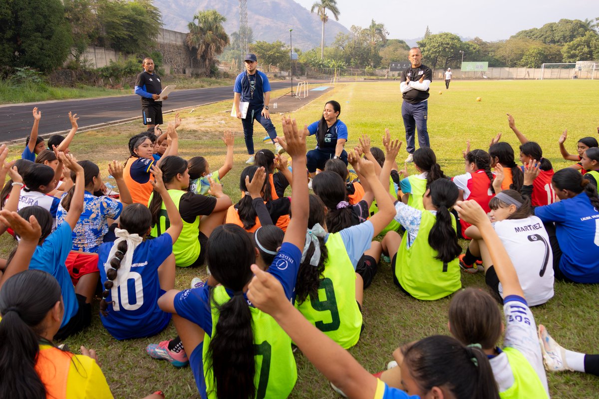 LaSelecta_SLV's tweet photo. Este día, en el Complejo Deportivo INDES de Santa Ana, se llevaron a cabo visorias para las categorías juveniles femeninas, bajo la dirección de la profesora Debbie Gómez y su cuerpo técnico.

En esta jornada participaron 50 niñas, quienes aspiran a integrar las selecciones nacionales Sub-13, Sub-15 y Sub-17, como parte del proceso de desarrollo del fútbol femenino en el país. 🇸🇻⚽️