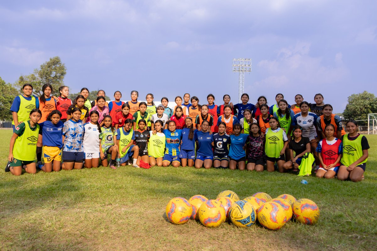 LaSelecta_SLV's tweet photo. Este día, en el Complejo Deportivo INDES de Santa Ana, se llevaron a cabo visorias para las categorías juveniles femeninas, bajo la dirección de la profesora Debbie Gómez y su cuerpo técnico.

En esta jornada participaron 50 niñas, quienes aspiran a integrar las selecciones nacionales Sub-13, Sub-15 y Sub-17, como parte del proceso de desarrollo del fútbol femenino en el país. 🇸🇻⚽️