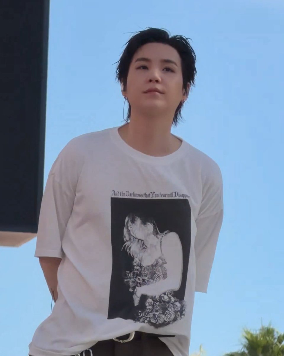 yoonminspace's tweet photo. “E a escuridão que você teme desaparecerá — deixe seu coração ver as cores ao seu redor”

a frase na camiseta do Yoongi 🥹 https://t.co/j5ReH8vkur