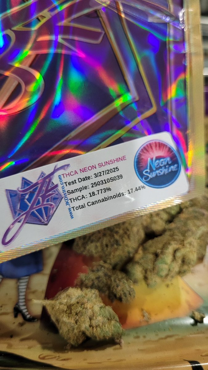 SarkazzHere's tweet image. Bright, loud, and impossible to ignore—Neon Sunshine from JK Distro brings that citrus punch with a smooth, uplifting vibe that hits just right. This one’s for when you want your day to glow a little different.

#StrainReview #ProductReview #NeonSunshine