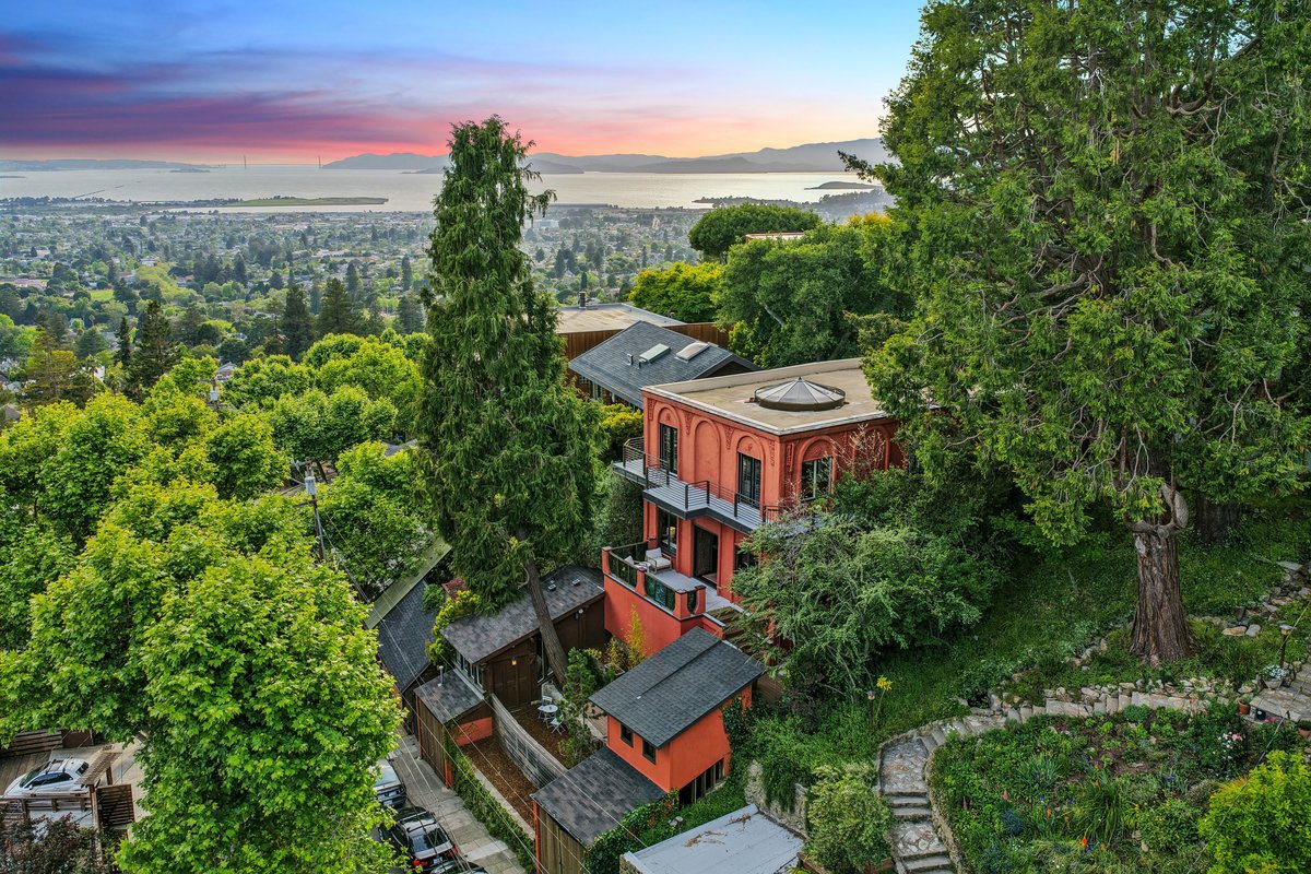 Zillow Gone Wild 🏡 tweet media