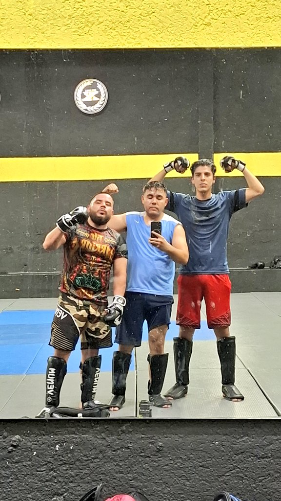 DanielVeron10's tweet photo. Del sparring de ayer...
Se entreno durisimo...
☠️🔥

#MMA https://t.co/6nUwv7fPjN