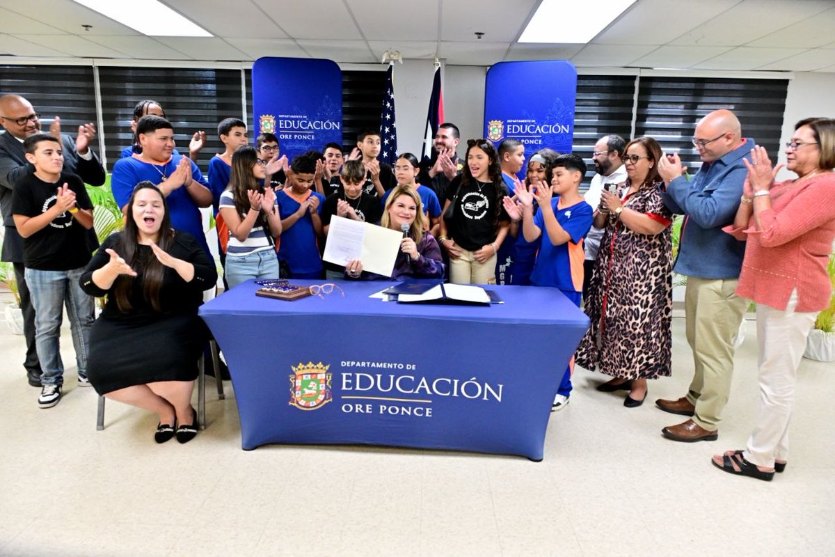 notiseiswipr's tweet image. 🎒 Estudiantes ponceños celebran con la gobernadora la firma de su primera ley

📌 Para más información, acceda al enlace en &amp;gt;&amp;gt;&amp;gt; l.muz.kr/sMjK

#Ponce #Educación #Estudiantes #PuertoRico #ServicioPúblico #Juventud