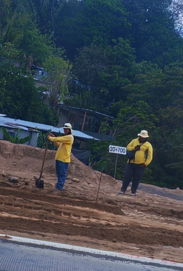 Rchr2M's tweet photo. @ObrasPublicasSV Unos disimulan y otros no lo hacen, pero todo esto es un desperdicio de tiempo y recursos.

Quien controla las obras #MOP!?

#ElSalvador https://t.co/IdgS5UKR2g