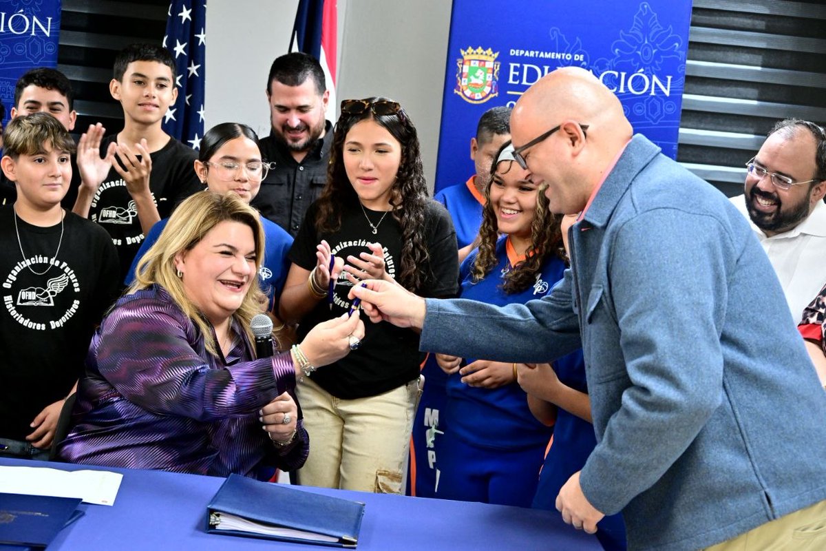 notiseiswipr's tweet image. 🎒 Estudiantes ponceños celebran con la gobernadora la firma de su primera ley

📌 Para más información, acceda al enlace en &amp;gt;&amp;gt;&amp;gt; l.muz.kr/sMjK

#Ponce #Educación #Estudiantes #PuertoRico #ServicioPúblico #Juventud