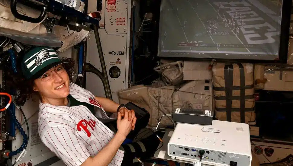 EsportsRAC1's tweet image. #TuDiràs | 🇺🇸 #BackToBack amb @albert_pedrol

👩‍🚀 Christina Koch, astronauta de l'Artemis 2, va llançar confeti dels Philadelphia Eagles a l'espai mentre sobrevolava la Lluna.

🤔 Per què ho faria...?

▶️ rac1.cat/directe