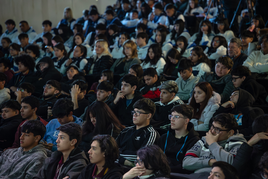 gobdecordoba's tweet image. 🌿 La segunda edición de #ReConversar reunió a más de 400 estudiantes de escuelas secundarias de #Córdoba, en un espacio de encuentro, reflexión e intercambio sobre los principales desafíos socioambientales actuales.

La jornada, impulsada a través de la Secretaría General de