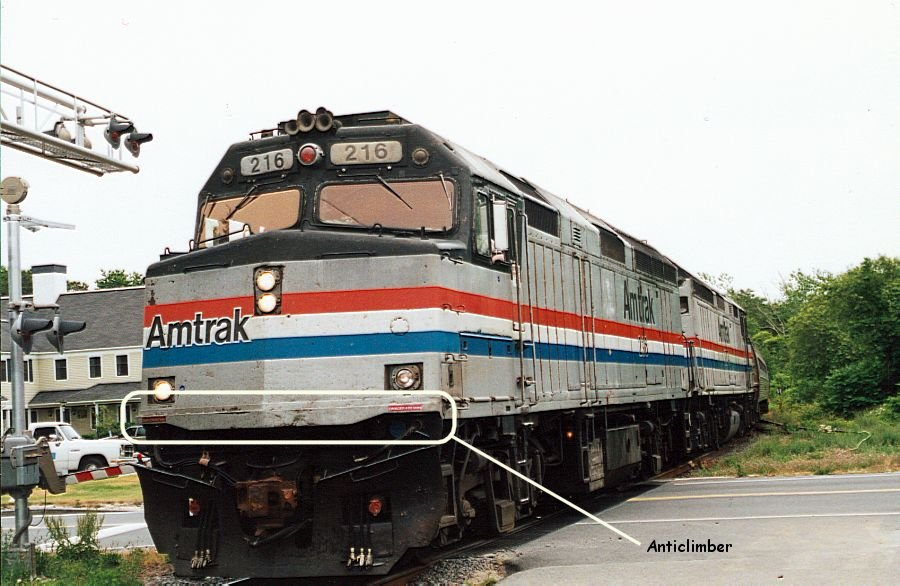 Jlockked's tweet photo. @GrumpyBadger5 @tutter_official Both trains up top had basic anticlimbers, they just weren't sufficient. I can't say with authority but I think it's a mix of the pioneer 3 being an older, lightweight car and the lack of much to catch on the F40's anticlimber that did it in so dramatically. https://t.co/2vZSQwdZVg