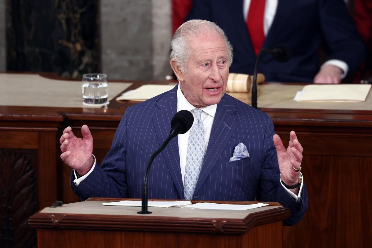 AsiSucedeLeon's tweet image. #INTERNACIONAL | 👑CARLOS III LLAMA A LA RECONCILIACIÓN CON EE.UU. EN UN HISTÓRICO DISCURSO EN EL CAPITOLIO 🏛️
Trump no estaba en el Congreso, pero, ante la mirada del vicepresidente, JD Vance.

MÁS INFO:asisucedeleon.mx/carlos-iii-lla…