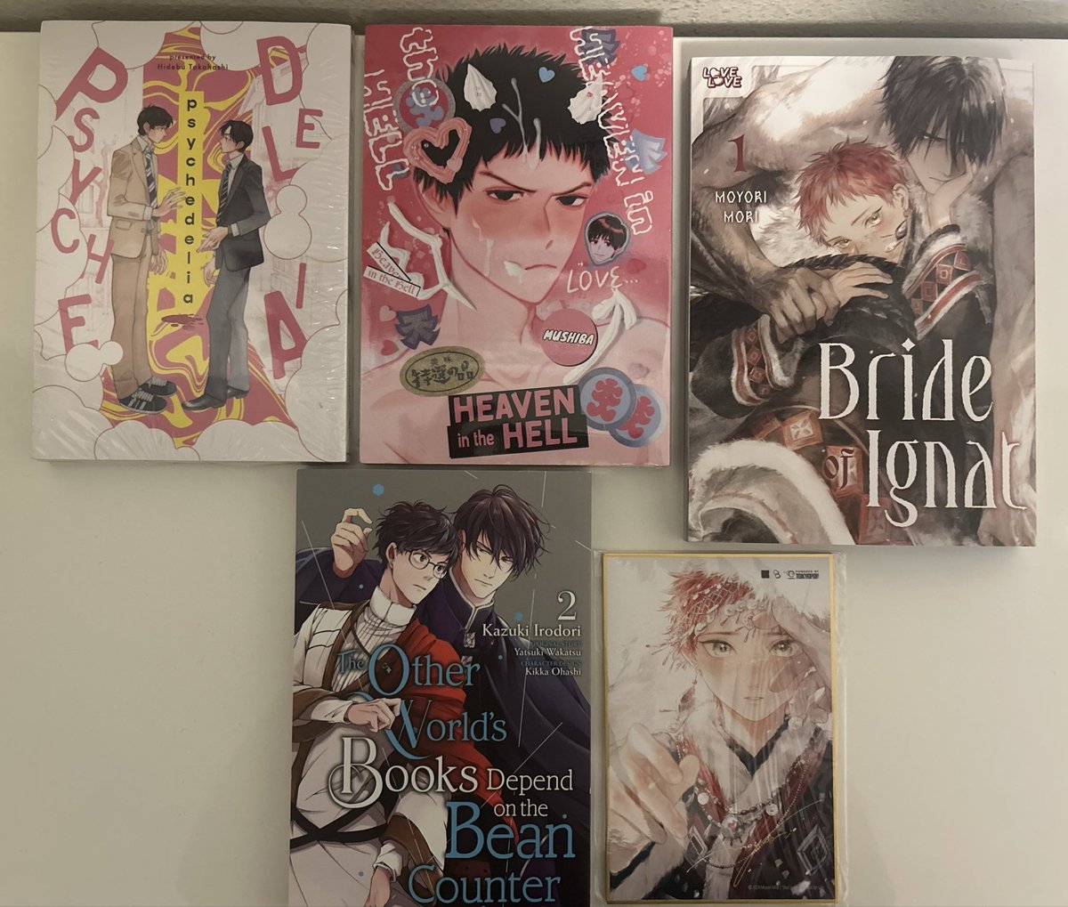 rhythmicxl's tweet photo. manga haul 😁
. . .
like WOWW the bride of ignat kino cover is gorgeous 😭 and the shikishi board of the original cover is so pretty!! 
decided to get more futekiya titles while there, i've been eyeing psychedelia for a while 👀👀
(I ALSO FINALLY GOT MY BEAN COUNTER V2, YIPPIE!!) https://t.co/u0pVQGN7K6