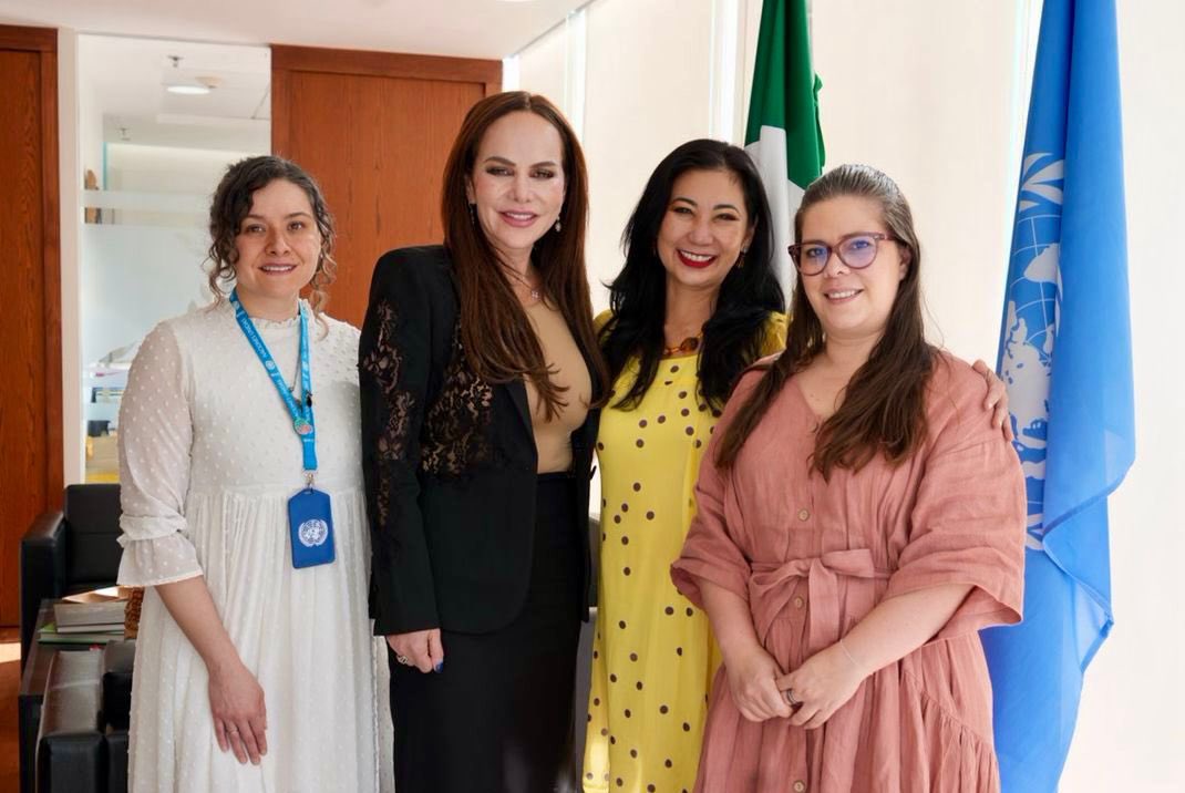 Carmenliliacrv's tweet photo. Sostuve una reunión con @SilviaMorimoto , representante residente del @PNUD_Mexico , con quien iniciamos un diálogo para fortalecer la colaboración en materia de igualdad de género.

Este encuentro fue posible gracias al vínculo que construimos durante nuestra participación en @ONUMujeres , donde posicionamos el trabajo que se realiza en #NuevoLaredo en favor de las mujeres.

Durante la reunión, compartí los avances que hemos impulsado desde el @gobnld , a través del @Inmujer_NL , con programas, acciones y resultados que hoy colocan a Nuevo Laredo como referente, destacando la certificación en igualdad laboral y nuestro compromiso firme con la erradicación de la violencia de género.

#JuntosLoHacemosPosible✨ #Tamaulipas #México