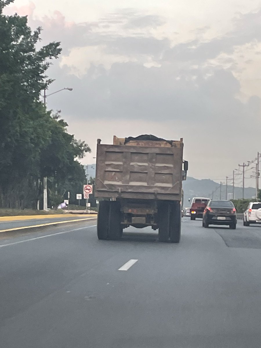 MimiRumbea's tweet photo. Por estos infames es que hay tanto accidente en la vía a la costa, queriendo rebasar por la izquierda y por el borde de la carretera volando  a la camioneta blanca, por supuesto ningún agente de tránsito ve eso, y para colmo como siempre sin poderse ver la placa. Inaudito!! 😤🤬 https://t.co/0khX9m2m0U
