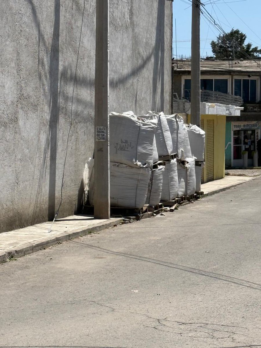 asuld's tweet photo. @PueblaAyto bloqueando la banqueta y con riesgo de caer, se encuentran estos costales que pueden ocasionar un accidente.
¡Se requiere su atención urgente!
En calle Valle de Puebla en la colonia del Valle
@armentapuebla_ @pepechedrauimx @ClementeGomezM @carlosmartinh @aztecapuebla https://t.co/6pvYLczAlH