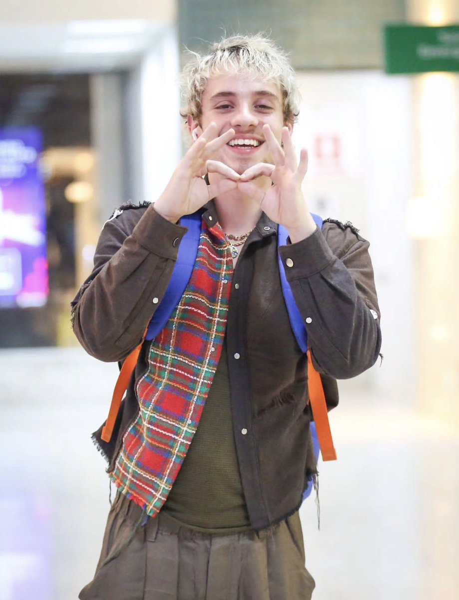 Juliano sendo fotografado no Aeroporto Santos Dumont, no Rio de Janeiro.