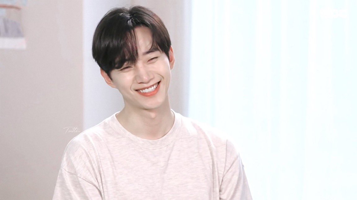 나에 크고 소중한 아기복숭아에게 인기상 트로피 안겨주자 … 

m.entertain.naver.com/poll/polling?i…