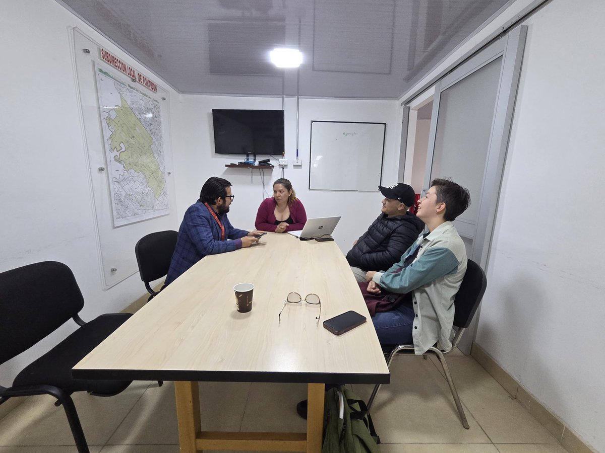 SubLGBTI's tweet photo. Hoy dimos inicio a la atención de la Unidad Contra la Discriminación (UCD) en la Subdirección Local de Integración Social de Fontibón . 💼✨

Junto al equipo psicosocial, nos encontramos con el subdirector local y los equipos de trabajo para presentar los servicios y fortalecer la ruta de atención. 

Seguimos avanzando con compromiso por una ciudad más incluyente, diversa y libre de discriminación. 🌈💛 #AquíSíPasa
#SePuedeSer