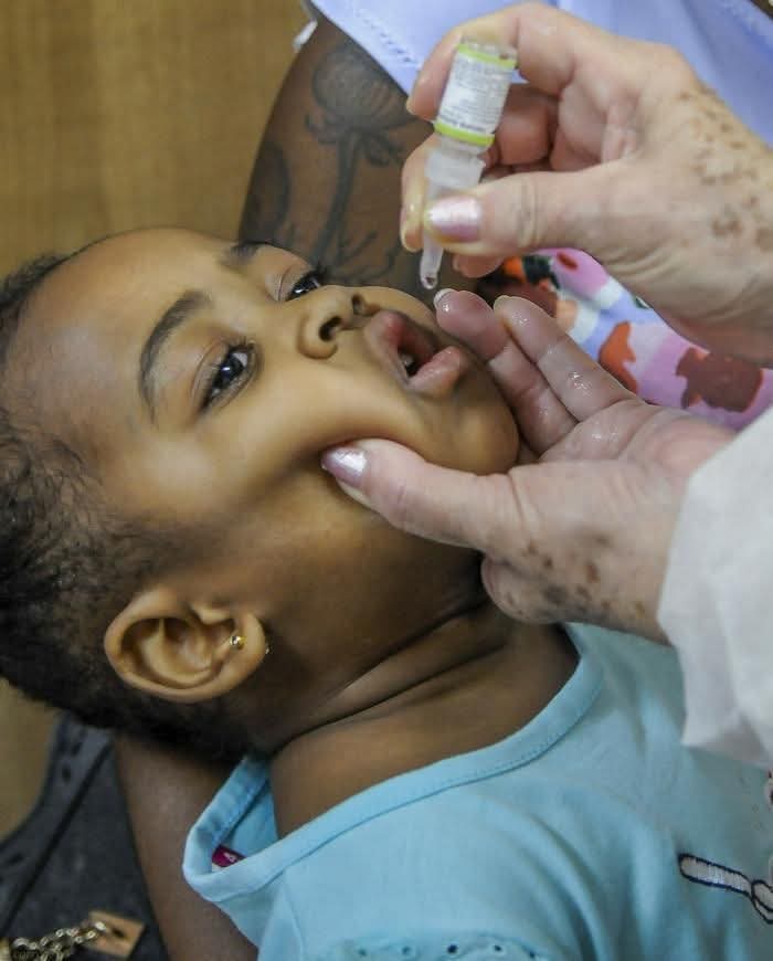 AbadDagmar's tweet photo. Conquista evidente de la #RevolucionCubana. Vacunación antipolio. No sólo salva a los niños Cubanos, salva la dignidad de un pueblo que resiste el más largo y cruel bloqueo #CubaPorLaSalud @DiazCanelB @DrRobertoMOjeda @QueipoRuiz @emimundo @milagrosyanet83 @adianes_o @AbreuJunco https://t.co/OzcSqmnFp9