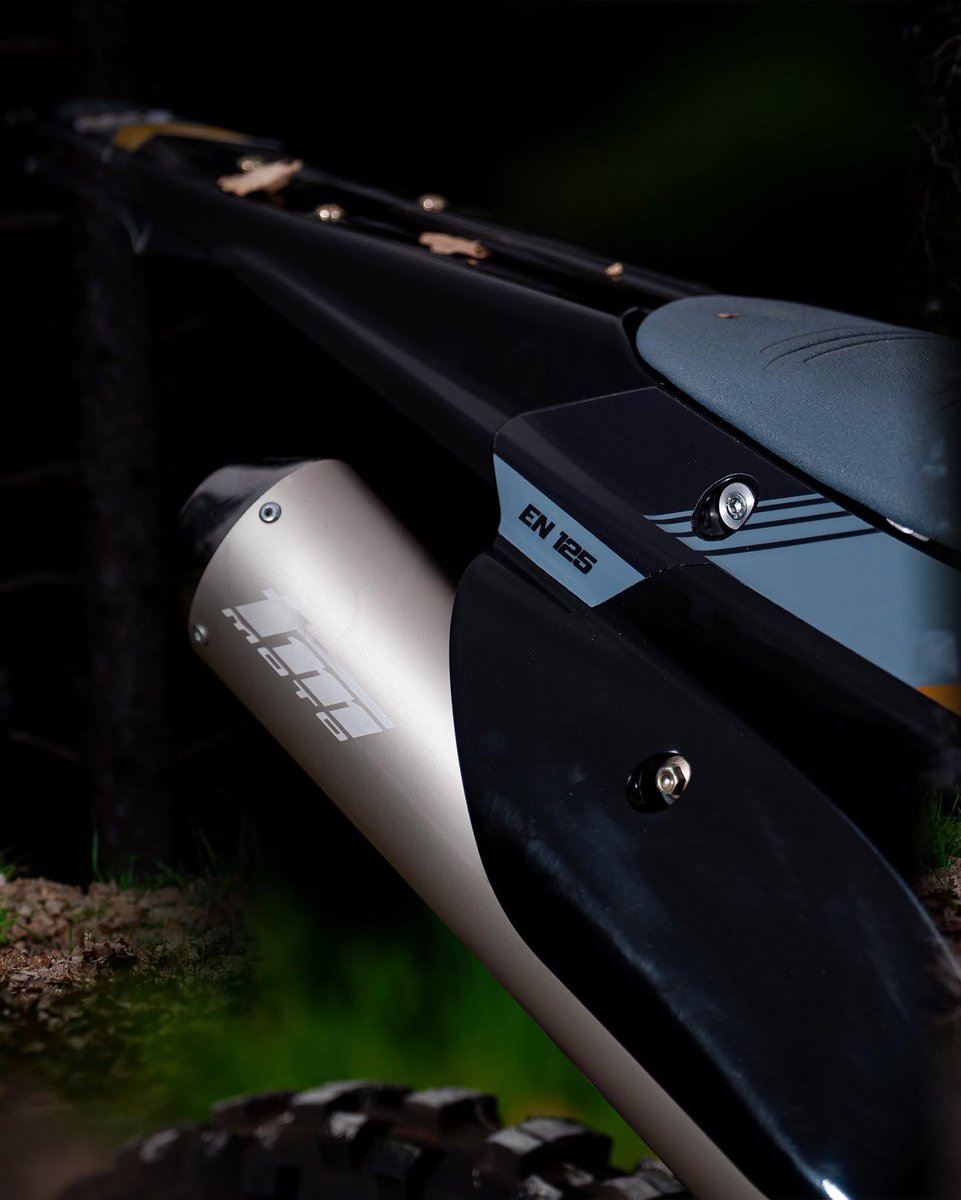 tmmoto_jp's tweet photo. TM Moto Enduro 125 Black Version
軽さもレスポンスもそのままに、まったく別の存在感。
“同じ125”で、ここまで印象は変わる。
#EN125ESFi2T
#TMMoto #TMMotoJapan #TMEnduro125 #2ストローク #CraftedToRide https://t.co/eJFmiIumUO