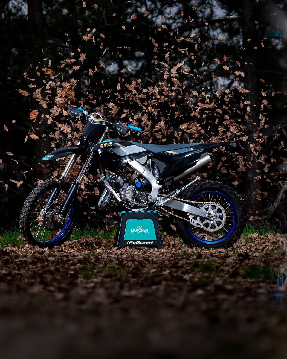 tmmoto_jp's tweet photo. TM Moto Enduro 125 Black Version
軽さもレスポンスもそのままに、まったく別の存在感。
“同じ125”で、ここまで印象は変わる。
#EN125ESFi2T
#TMMoto #TMMotoJapan #TMEnduro125 #2ストローク #CraftedToRide https://t.co/eJFmiIumUO