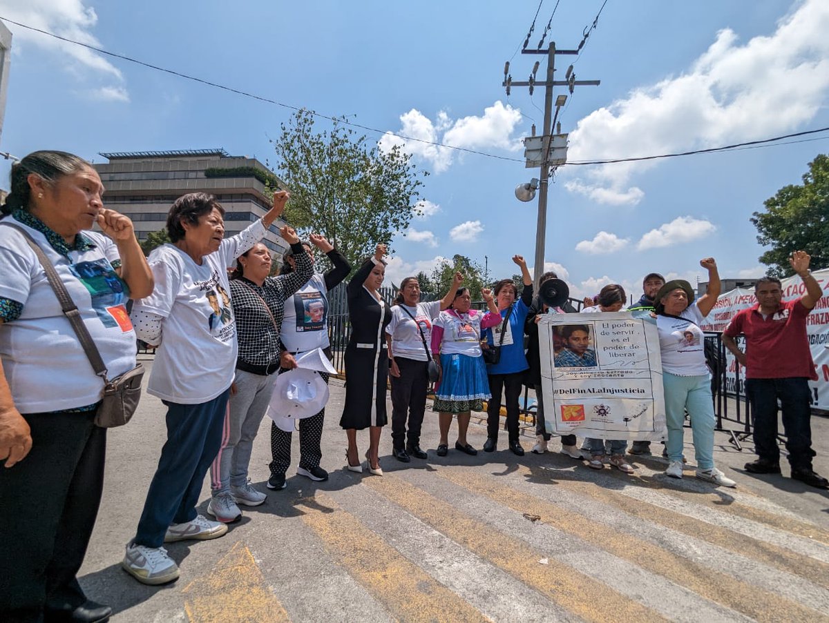 Hazvalermilibe1's tweet photo. Agradecemos la visita de la diputada @RuthSalinasR.

Hace algunos días se dio el encuentro con nosotras en el plantón, seguimos haciendo eco de su llamado al fiscal general José Luis Cervantes Mtz. para que haya diálogo y compromiso en la revisión de nuestros casos.
1/3🧵 https://t.co/52DNLAKlDg