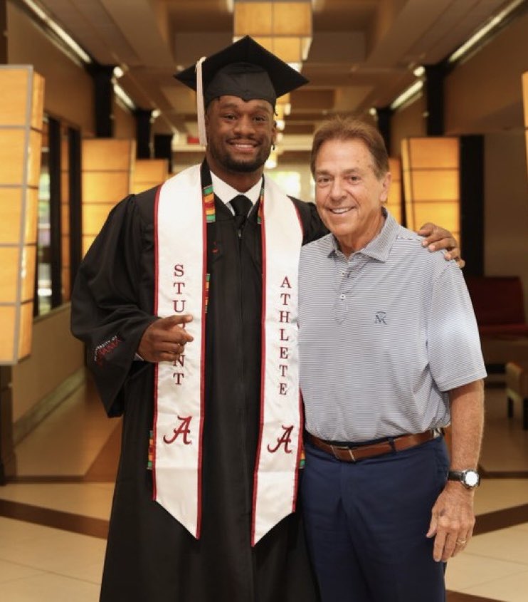 MLFootball's tweet image. THIS IS AMAZING:

Former Alabama LB Mack Wilson recently returned to school and earned his college degree at 28.

Mack will have been playing in the #NFL for his eighth season, and despite earning 20+ million dollars, he made it a priority to return and finish what he started.