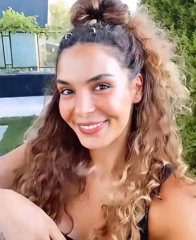 CValtorta46429's tweet photo. Il profilo di Ebru Sahin posta solo cose vecchie e false. Lei è con Akin Akinozu.
Vere #Akru: *segnalate chi diffonde falsità su di loro. Io lo faccio sempre.*
Difendiamoli 🧡🖤 #AkruFamily https://t.co/8zmL8hZaqb