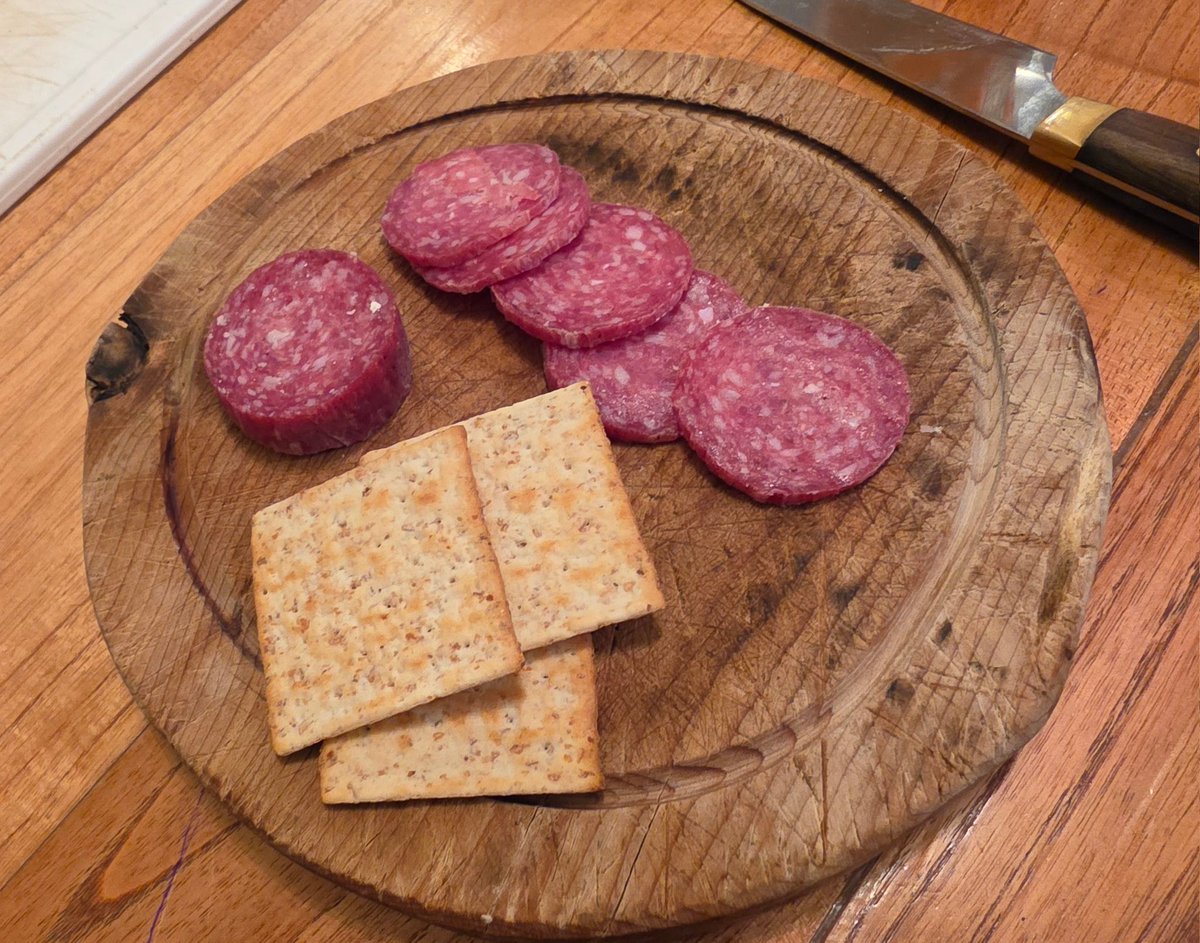 Fui al quiropráctico por un fuerte dolor en el nervio ciatico. Después de acomodarme todo me dice "escucha tu cuerpo"
Asi que acá estoy comiendo Salamin con galletas