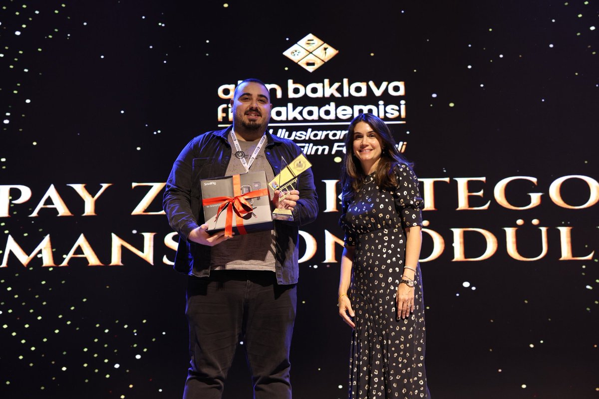 Altın Baklava Film Akademisi X. Uluslararası Öğrenci Film Festivali’nde;  📽️🎞️

Yapay Zeka Birincilik Ödülü 🎬
🥇 “Next Hope” filmi ile yönetmen Osama Othman oldu.
🏆 Ödülü yönetmen Yağmur Taylan takdim etti.

Yapay Zeka Dalı İkincilik Ödülü 🎬
🥈 “The Last Bookstore” filmi ile