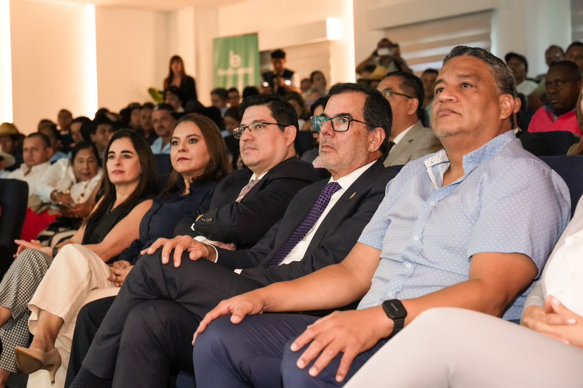 BanEcuadorBP's tweet photo. ¡BanEcuador rindió cuentas al país! 🇪🇨🥇

🚀No fue solo un informe, fue el reflejo de miles de sueños que hoy avanzan. Bajo el liderazgo de nuestro presidente @eduardopenah y con la gestión del gerente general de BanEcuador Jonatan León, se presentaron los logros de 2025: historias reales de esfuerzo, crecimiento y oportunidades que sí llegaron a quienes más lo necesitan.

➡️Porque detrás de cada cifra hay una familia, un emprendimiento, un futuro que se construye. BanEcuador sigue firme, transformando realidades y creyendo en el potencial de su gente. ⚡️

#BanEcuador #ElNuevoEcuador #RendiciónDeCuentas2025