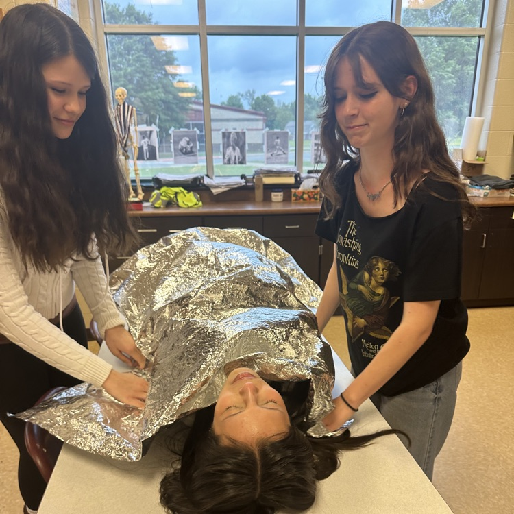 BeebeJuniorHigh's tweet photo. Mrs. Dodge's Introduction to Healthcare class has been working on their adult/child/infant CPR/AED and first aid certifications through the American Heart Association. #bprd #bjhsoneteamonedream https://t.co/eFbv4tv8xm