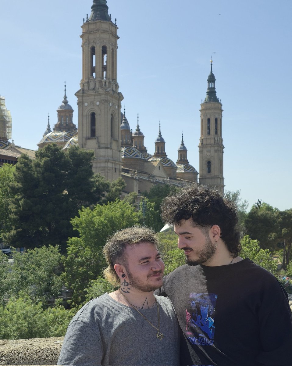 qué bonico abraza y qué bonico él 🥺🥺🥺 echo de menos Zaragoza