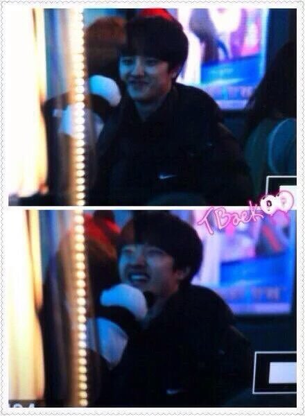 Viene a mi memoria, cuando ChanYeol y SeHun andaban en una de esas máquinas de peluches, para ganar un pandita para KyungSoo.