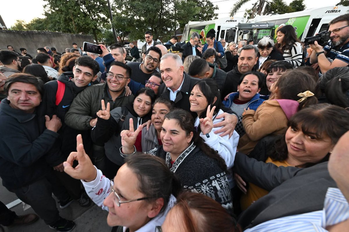 Tafí Viejo | Seguimos avanzando en el interior tucumano con obras que mejoran la vida cotidiana de nuestros vecinos. 

📌Esta tarde, junto a la intendenta Alejandra Rodríguez, en Lomas de Tafí inauguramos 400 metros de pavimento, entregamos tres camiones para fortalecer el