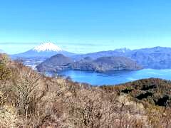 おはようございます！                
現在の有珠山の天気は晴☀山頂の気温は4℃  
今日は祝日🎌
お天気も良く、絶好のお出かけ日和ですね!!!!🤗✨️

ロープウェイ🚡始発8:15～下り最終17:45
#観光 #観光スポット #景色 #テラス #有珠山 #昭和新山 #ロープウェイ #USU360 #MtUSUテラス #サクラ #新緑