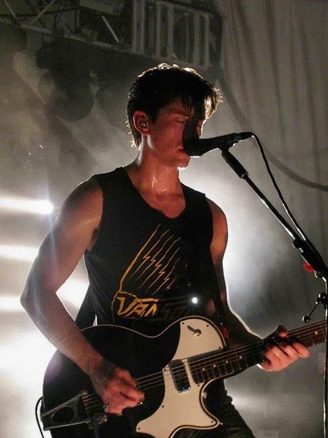 turnerfolk's tweet photo. A Geração Z está preferindo Alex Turner em vez de ter sexo. https://t.co/9r4DYBzqFY