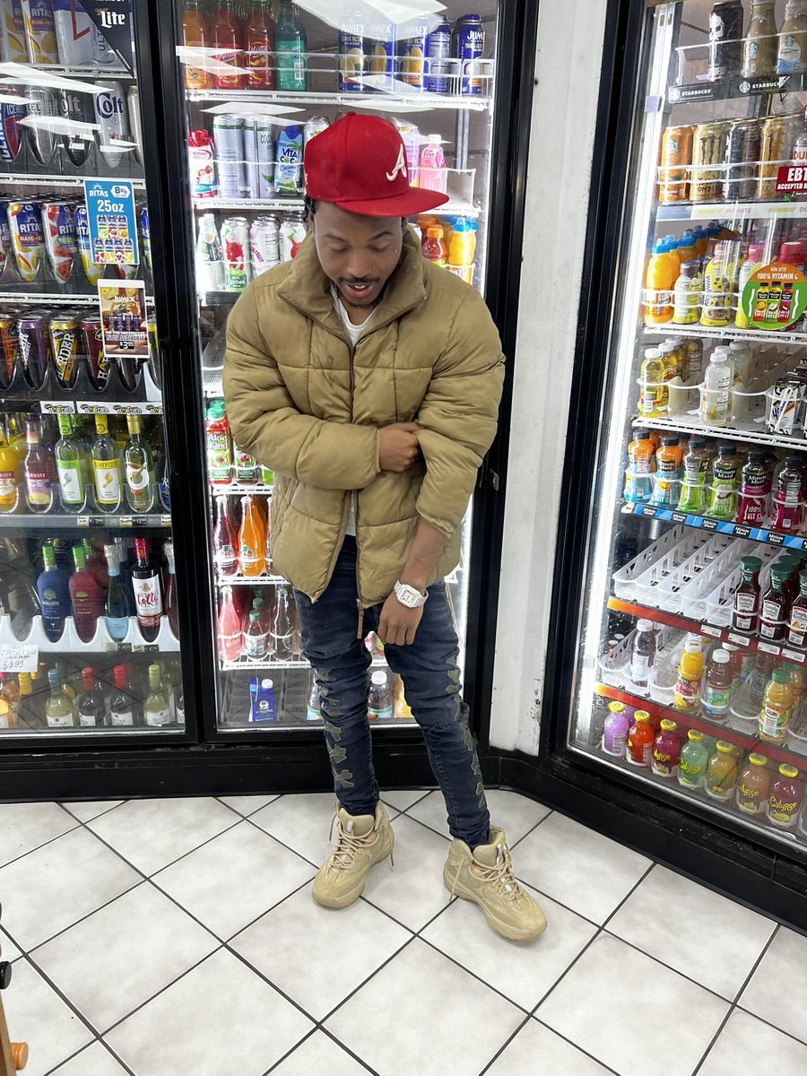 DirtyHot2's tweet photo. My main bitch hate my side bitch I feel like Jerry springer https://t.co/sYJhW1GZ9D