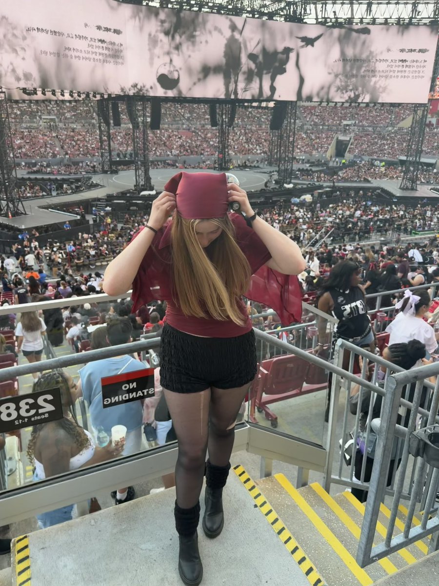 chloee tweet media