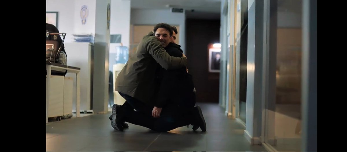 A amizade deles é tão linda, o Ilgaz consolando o Eren🥹