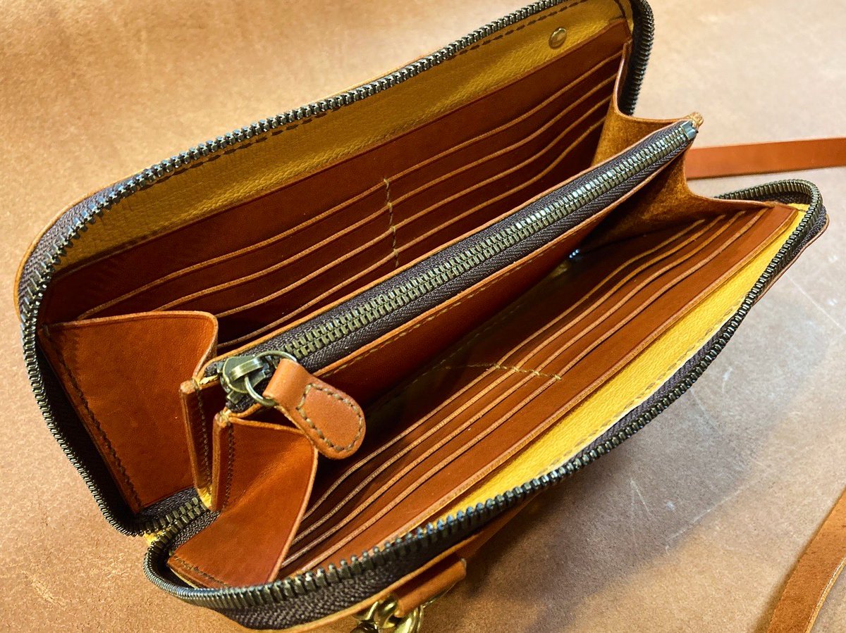 ouchi_leather's tweet photo. 【ウォレットポーチ】
コンパクトで可愛らしい
お財布ポーチ製作☺️

スマホが入る前ポケットに、
メインはラウンドファスナーのお財布、
互い違いの肩掛けがデザインのアクセントに👍

勉強させていただきました🙇

#福島市 #革製品 #レザー #ウォレットポーチ https://t.co/ptjirj8BRn