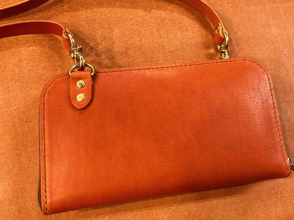 ouchi_leather's tweet photo. 【ウォレットポーチ】
コンパクトで可愛らしい
お財布ポーチ製作☺️

スマホが入る前ポケットに、
メインはラウンドファスナーのお財布、
互い違いの肩掛けがデザインのアクセントに👍

勉強させていただきました🙇

#福島市 #革製品 #レザー #ウォレットポーチ https://t.co/ptjirj8BRn